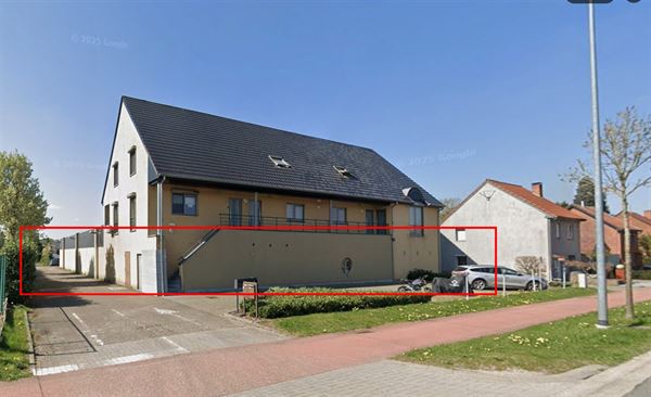 Onmiddellijk beschikbare ruime retailruimte met uitstekende visibiliteit en 72 autostaanplaatsen!