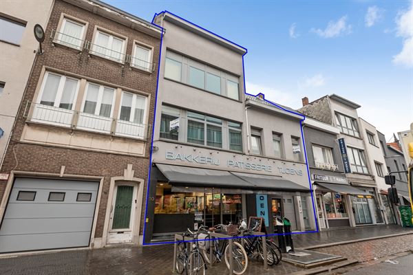 Opbrengsteigendom in handelshart van Merksem aan het plein!