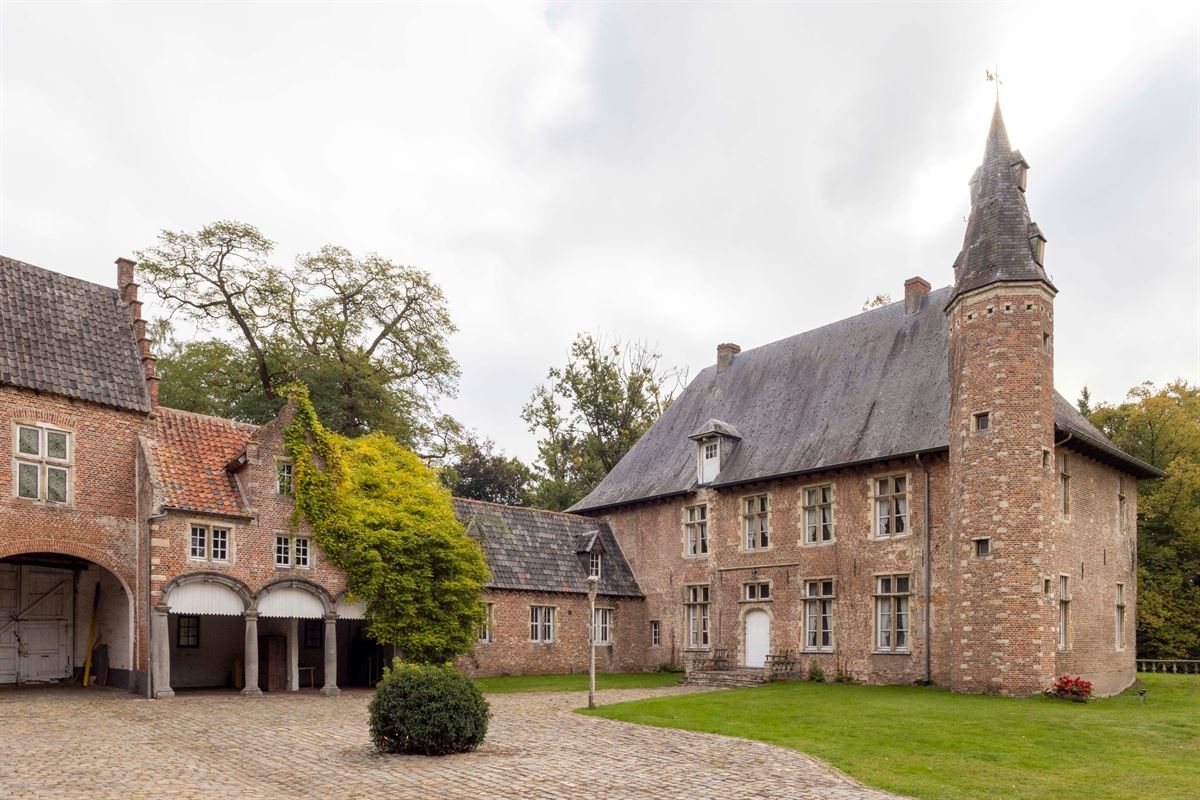 Kasteelhoeve op uniek perceel en oneindig potentieel