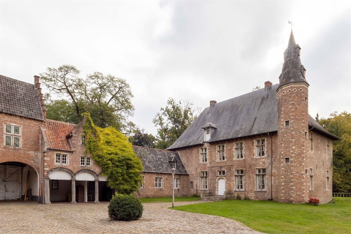 Kasteelhoeve op uniek perceel en oneindig potentieel