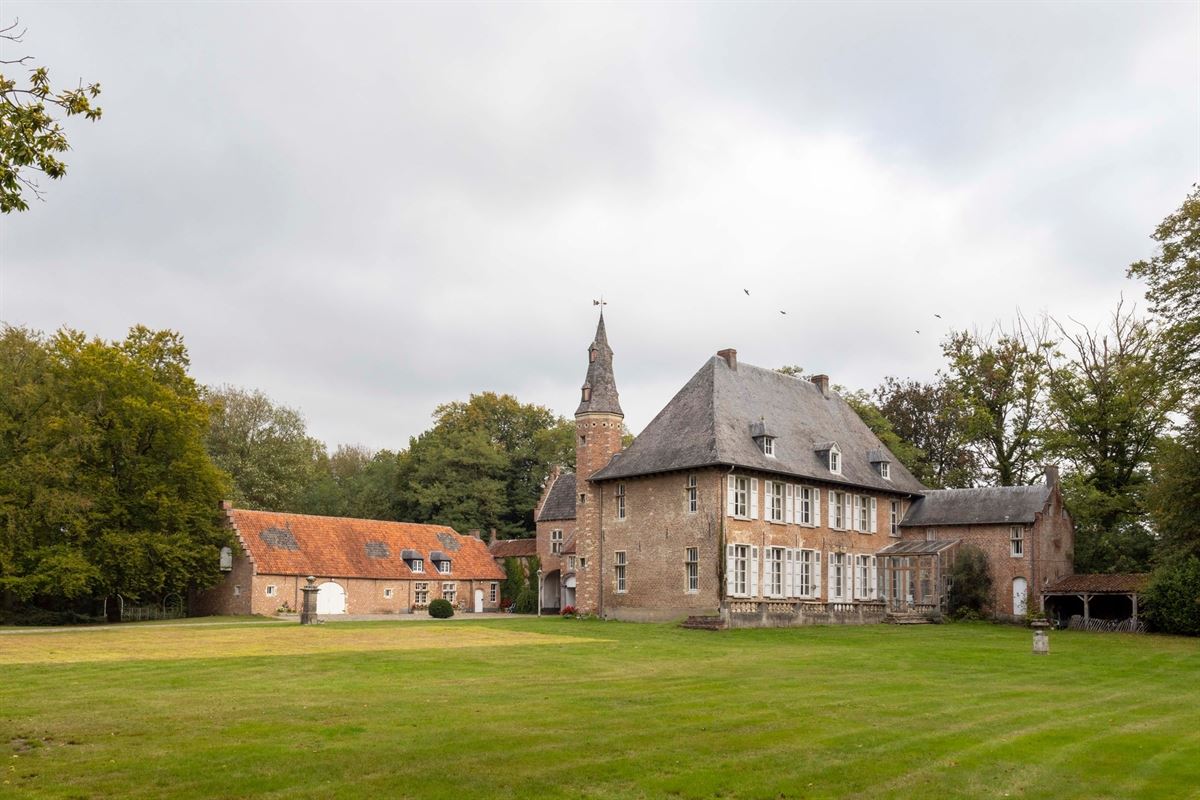 Kasteelhoeve op uniek perceel en oneindig potentieel