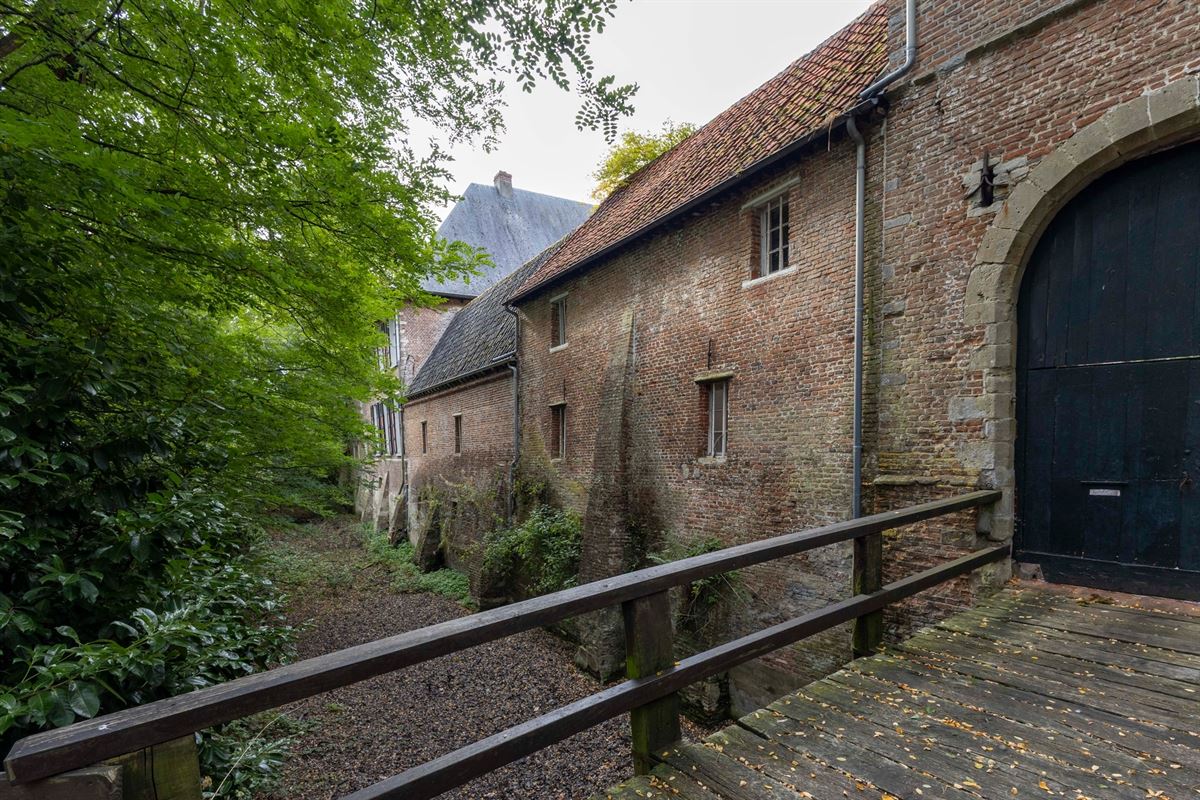 Kasteelhoeve op uniek perceel en oneindig potentieel