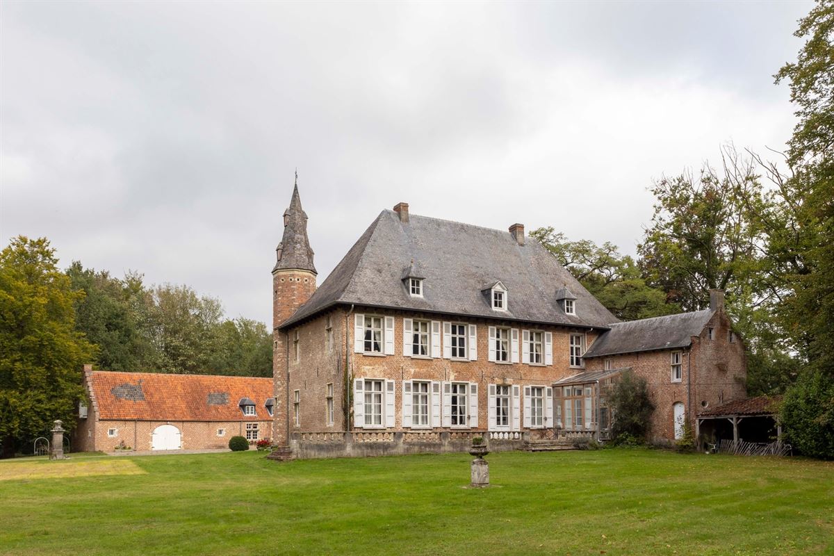 Kasteelhoeve op uniek perceel en oneindig potentieel