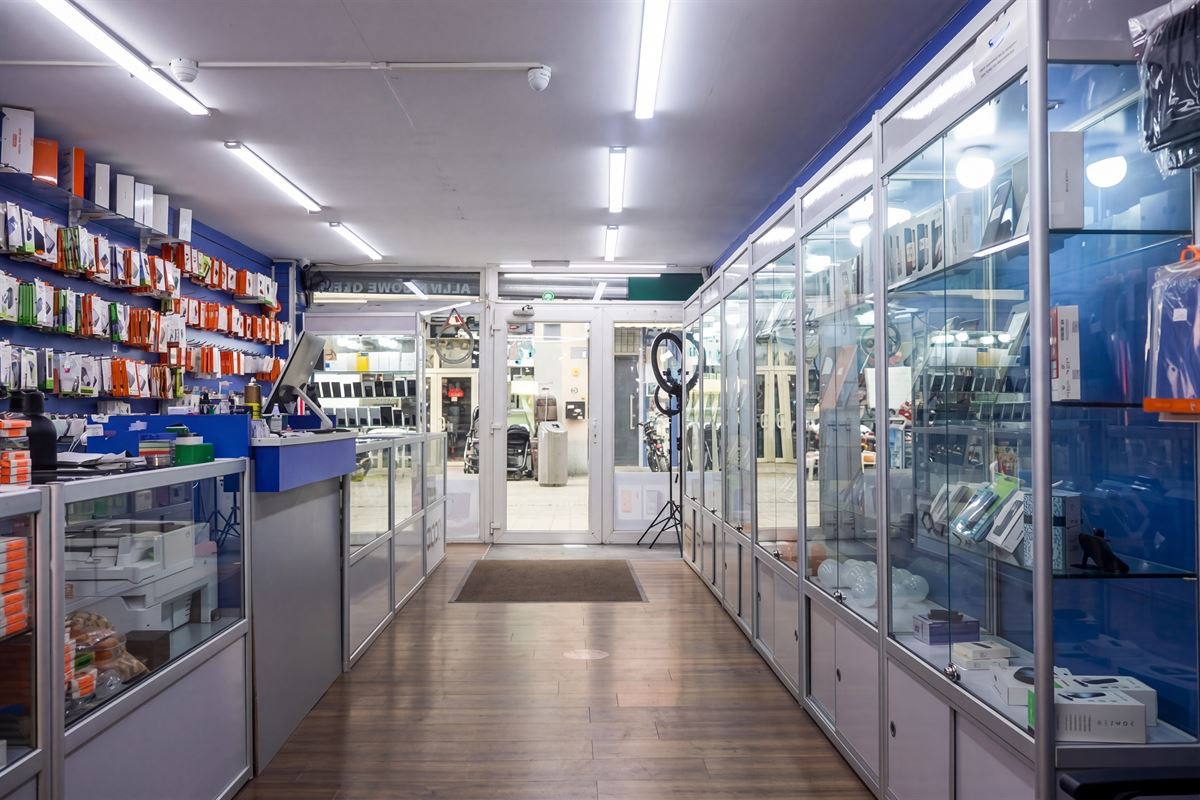 Dubbel commercieelpand in een bruisende winkelstraat