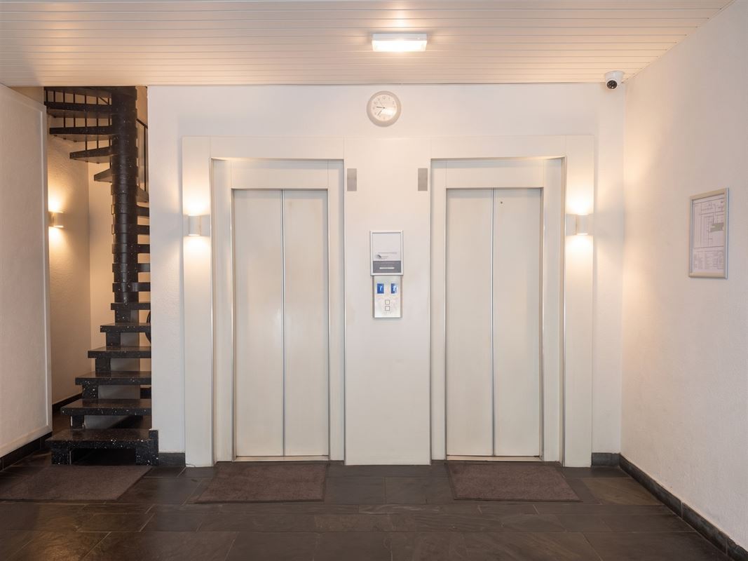 Op te frissen lichtrijke studio op toplocatie