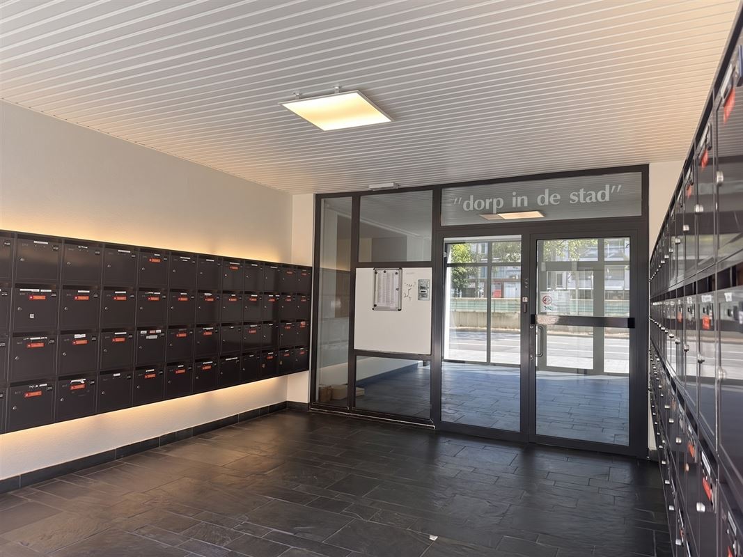 Op te frissen lichtrijke studio op toplocatie