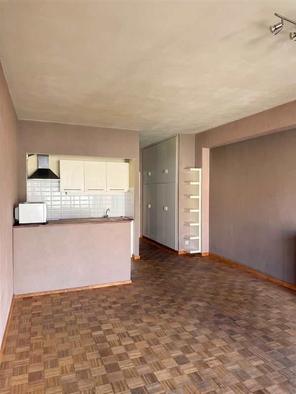 Op te frissen lichtrijke studio op toplocatie