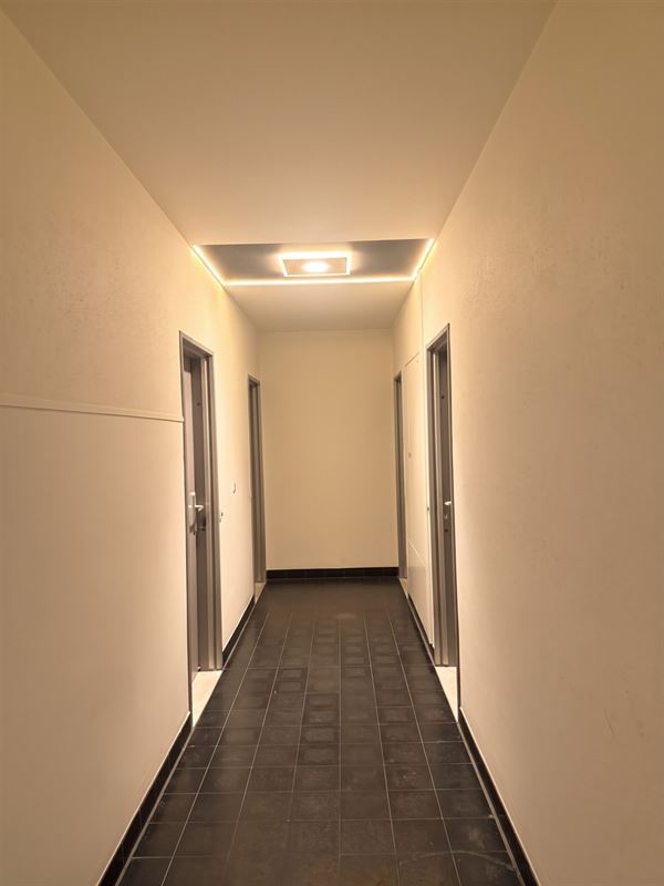 Op te frissen lichtrijke studio op toplocatie