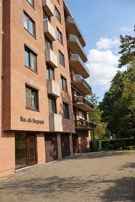 Uitzonderlijk ruim hoekappartement met groen uitzicht