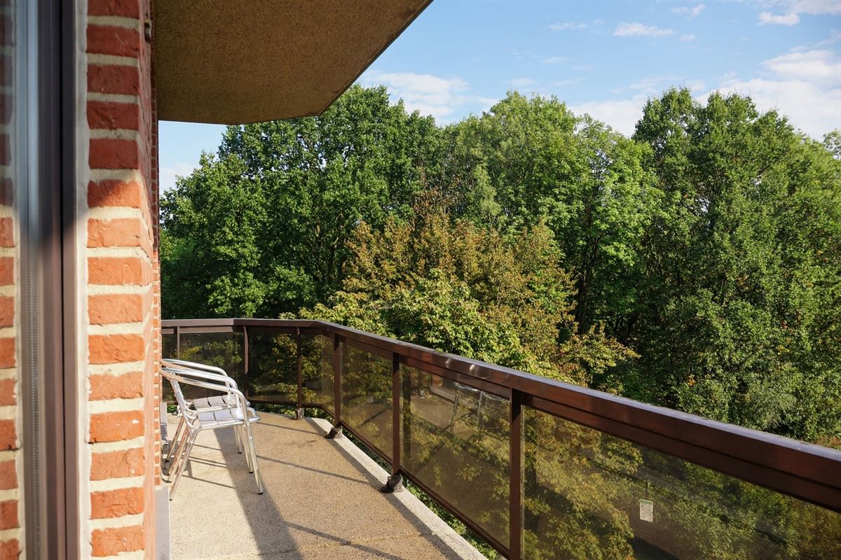 Uitzonderlijk ruim hoekappartement met groen uitzicht