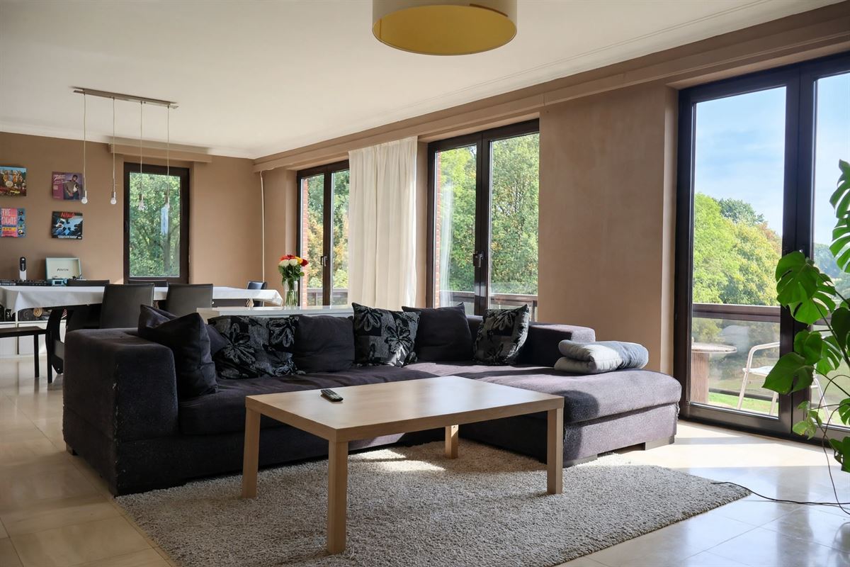 Uitzonderlijk ruim hoekappartement met groen uitzicht