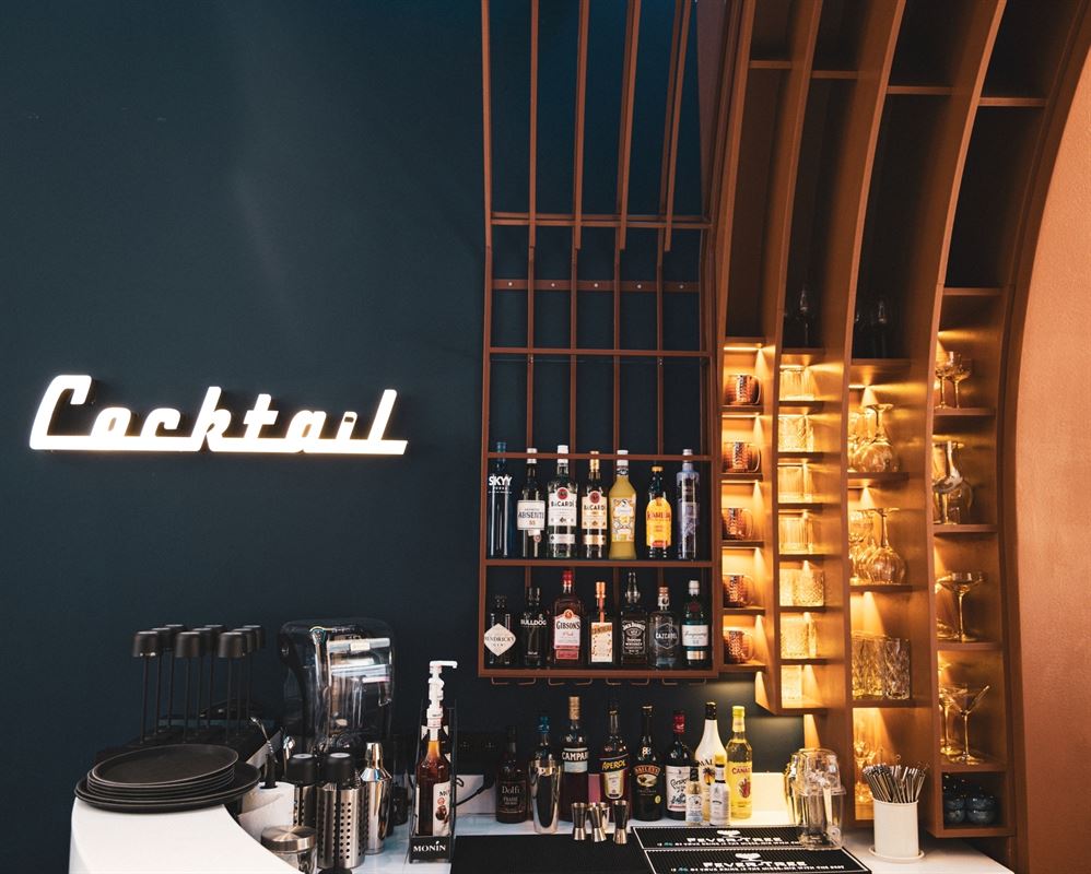 QUARTIER DU CHATELAIN – HORECA EN EXCELLENT ETAT, AVEC TERRASSE ET LIBRE DE BRASSERIE A REMETTRE