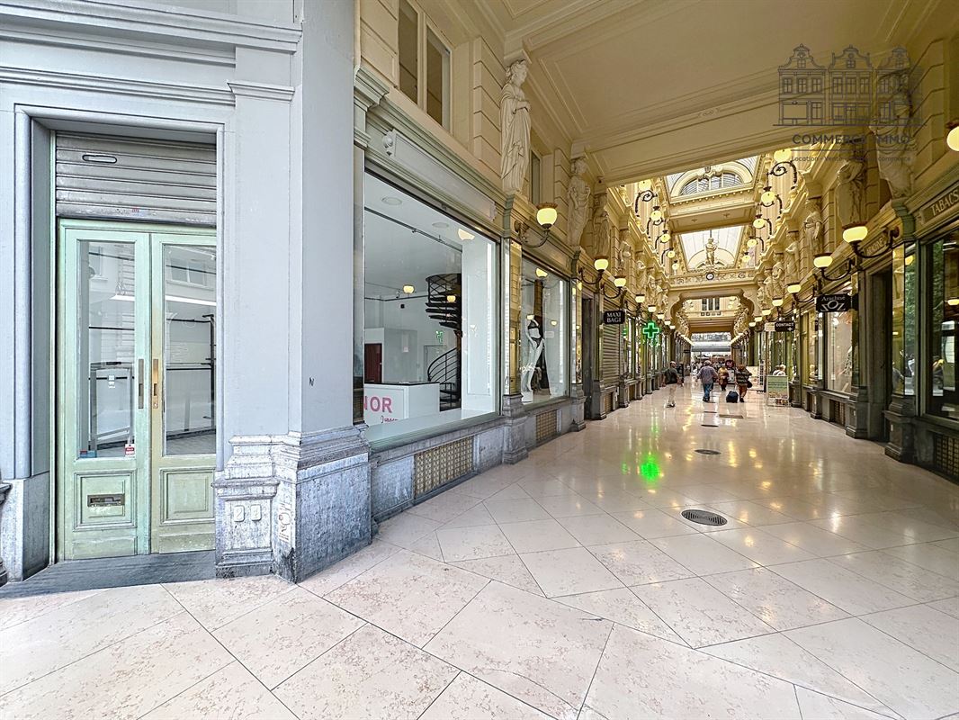 Cellule commerciale de coin à louer donnant sur la Place de Brouckère