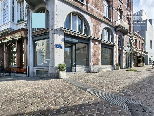 QUARTIER LOUISE - COMMERCE À LOUER AVEC TERRASSE + GRANDE FACADE