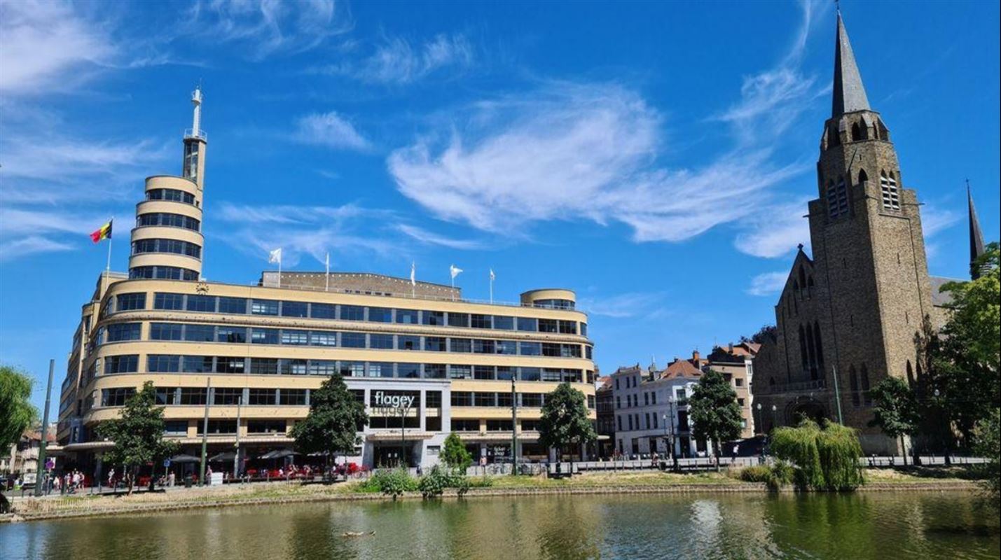 QUARTIER FLAGEY - RESTAURANT DE COIN AVEC UNE FACADE DE 16M A REMETTRE