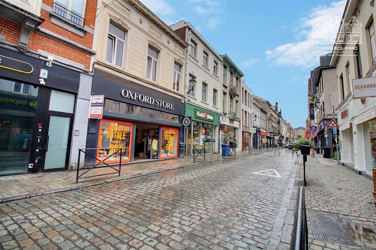 COMMERCE DE +/- 250 M2 A LOUER