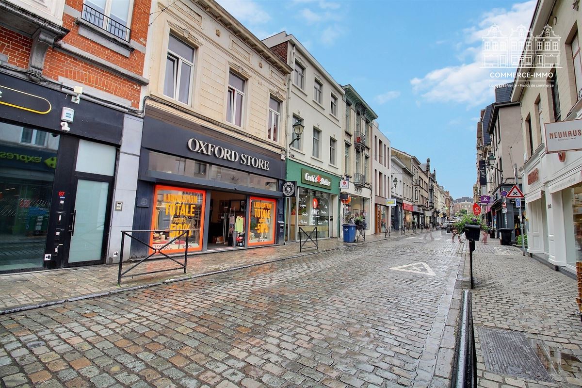 COMMERCE DE +/- 250 M2 A LOUER