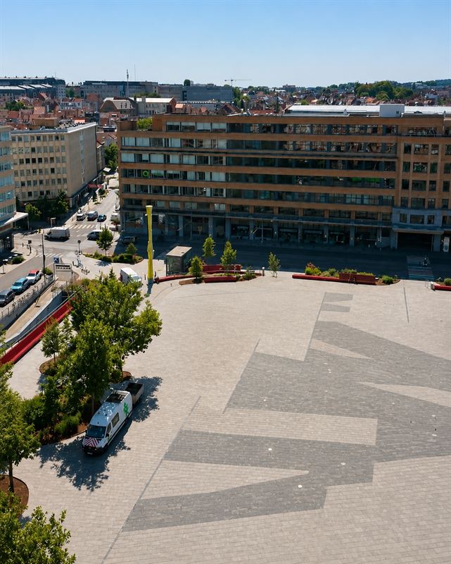 QUARTIER FLAGEY - RESTAURANT DE COIN AVEC UNE FACADE DE 16M A REMETTRE