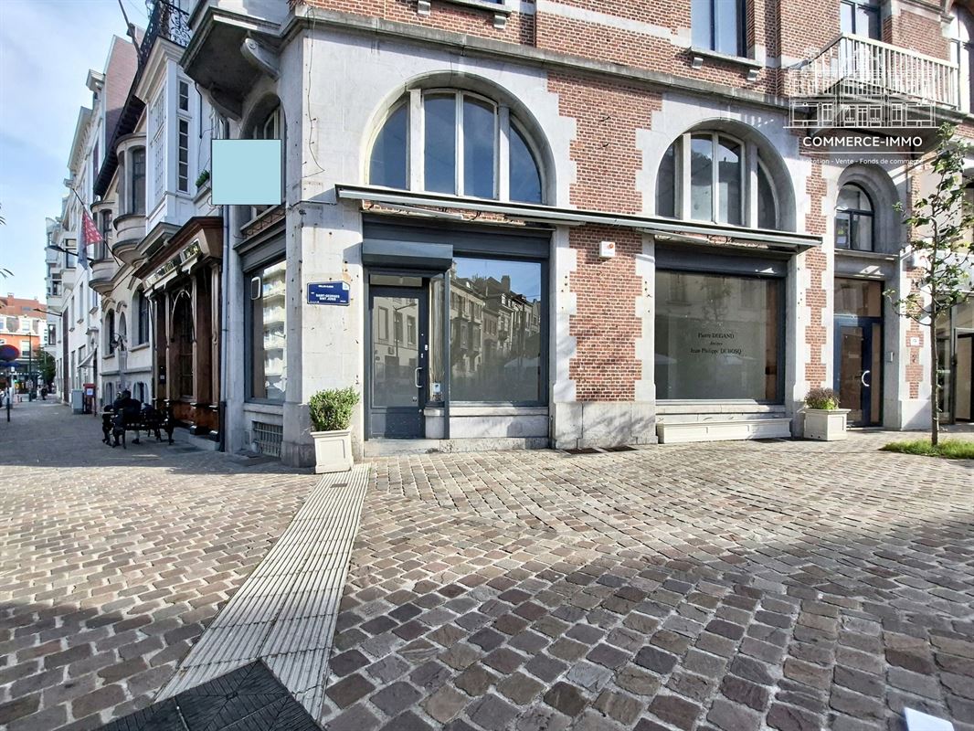 QUARTIER LOUISE - COMMERCE À LOUER AVEC TERRASSE + GRANDE FACADE