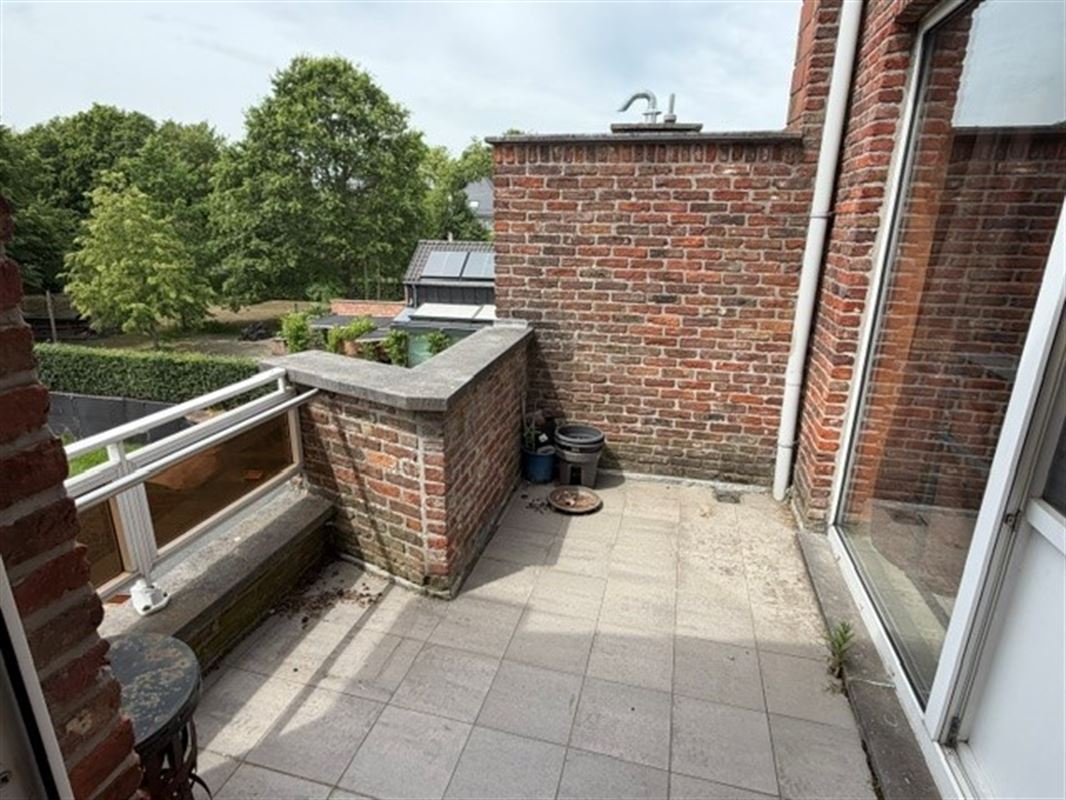 Lichtrijk appartement met terras en garagebox op een uitstekende locatie