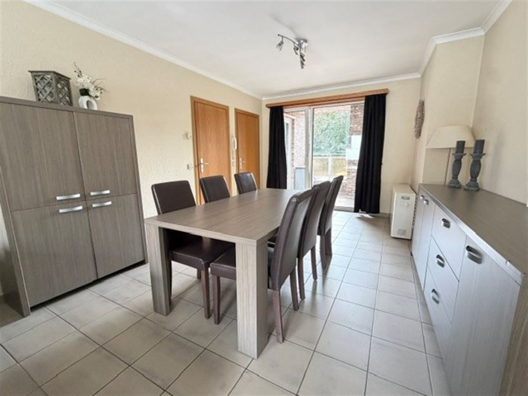 Lichtrijk appartement met terras en garagebox op een uitstekende locatie