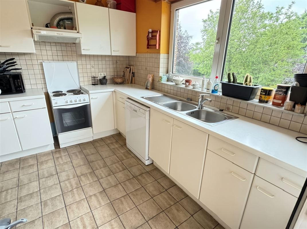 Lichtrijk appartement met terras en garagebox op een uitstekende locatie