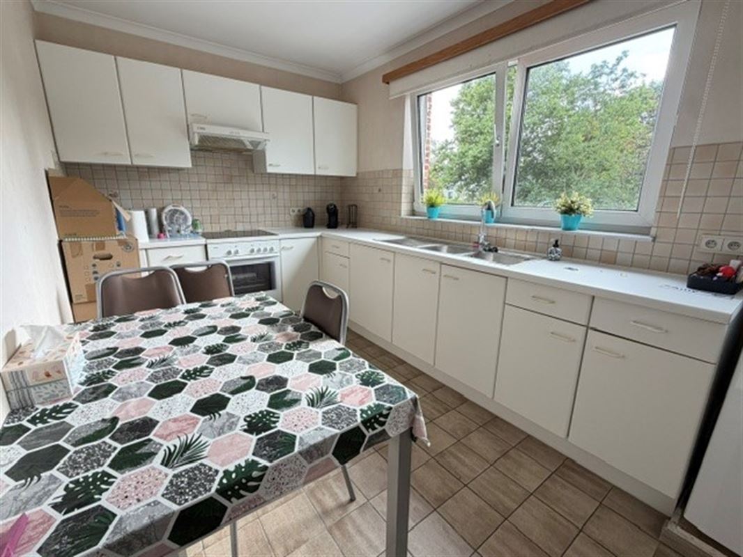 Lichtrijk appartement met terras en garagebox op een uitstekende locatie