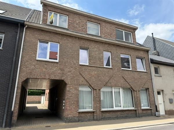Lichtrijk appartement met terras en garagebox op een uitstekende locatie