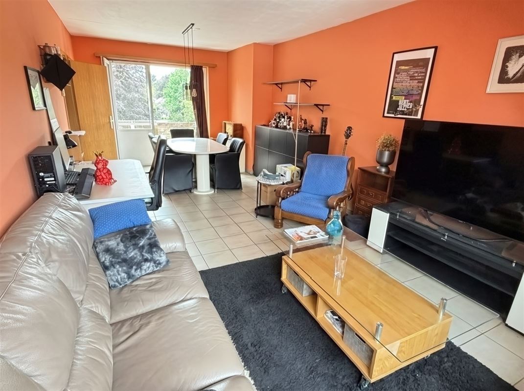 Lichtrijk appartement met terras en garagebox op een uitstekende locatie