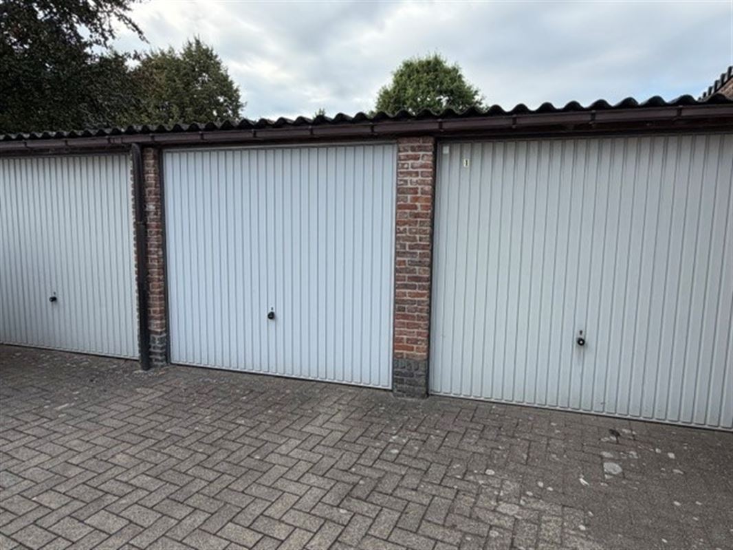 Lichtrijk appartement met terras en garagebox op een uitstekende locatie