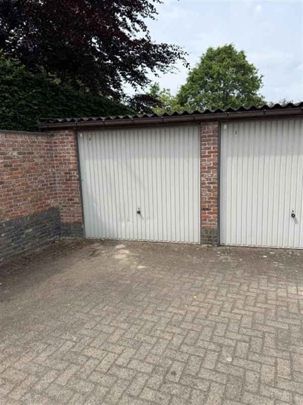 Lichtrijk appartement met terras en garagebox op een uitstekende locatie