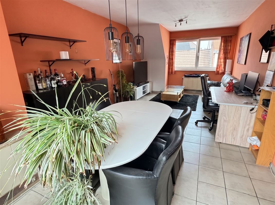 Lichtrijk appartement met terras en garagebox op een uitstekende locatie