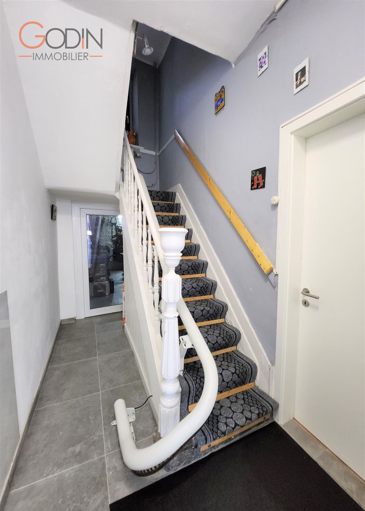 Grande maison et terrain offrant de nombreuses possibilités.