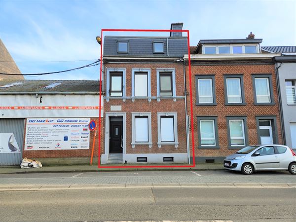 Grande maison et terrain offrant de nombreuses possibilités.