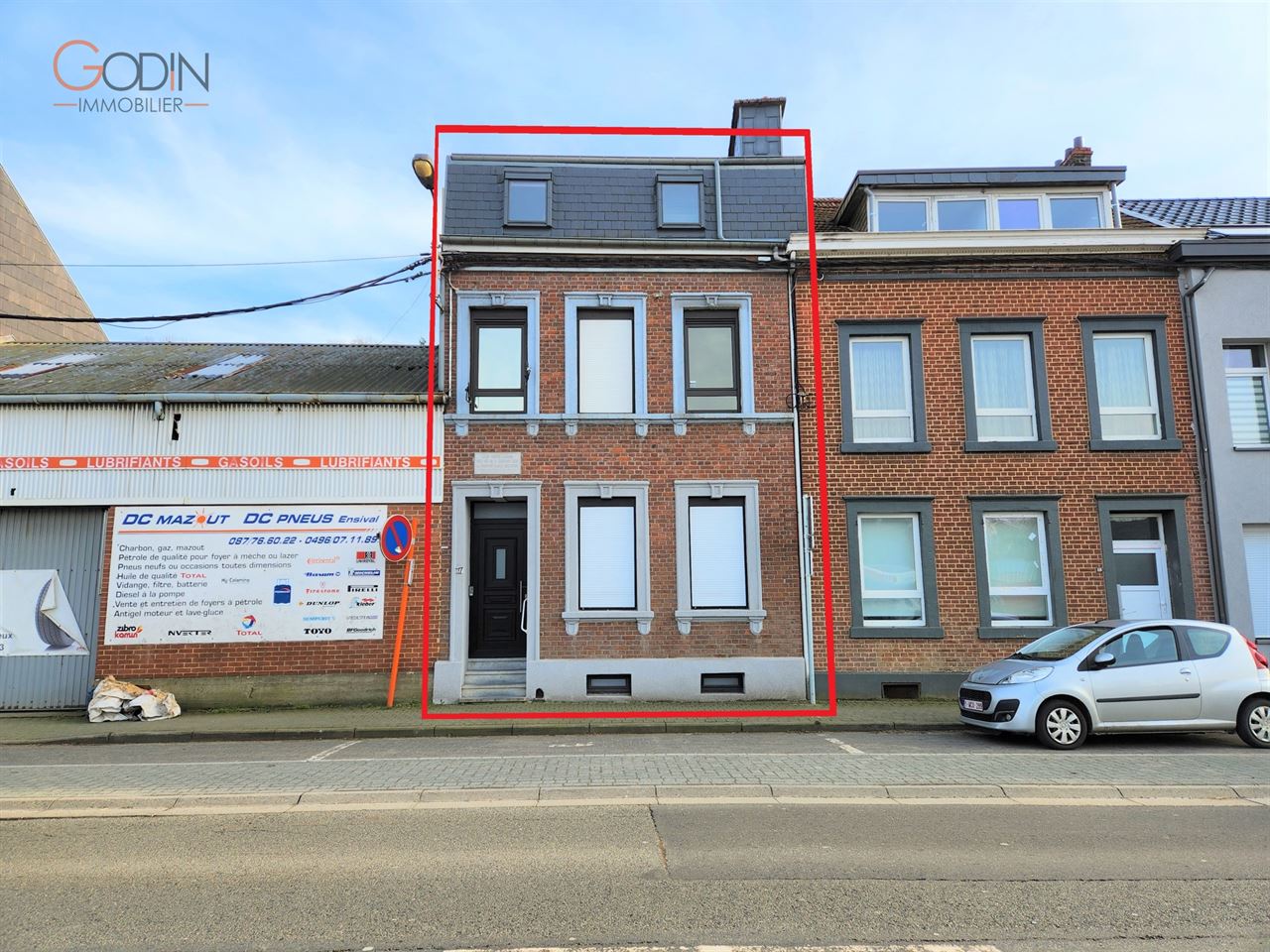 Grande maison et terrain offrant de nombreuses possibilités.