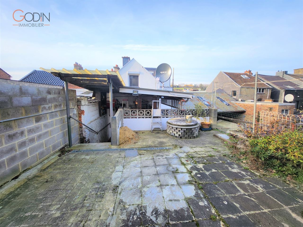 Grande maison et terrain offrant de nombreuses possibilités.