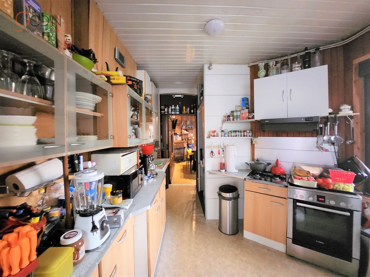 Grande maison et terrain offrant de nombreuses possibilités.