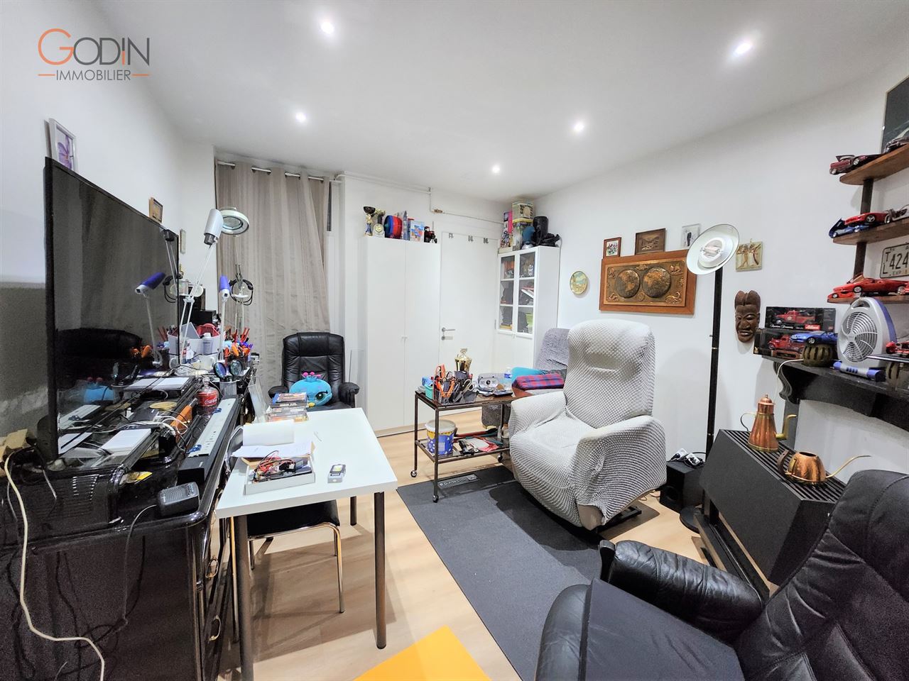 Grande maison et terrain offrant de nombreuses possibilités.