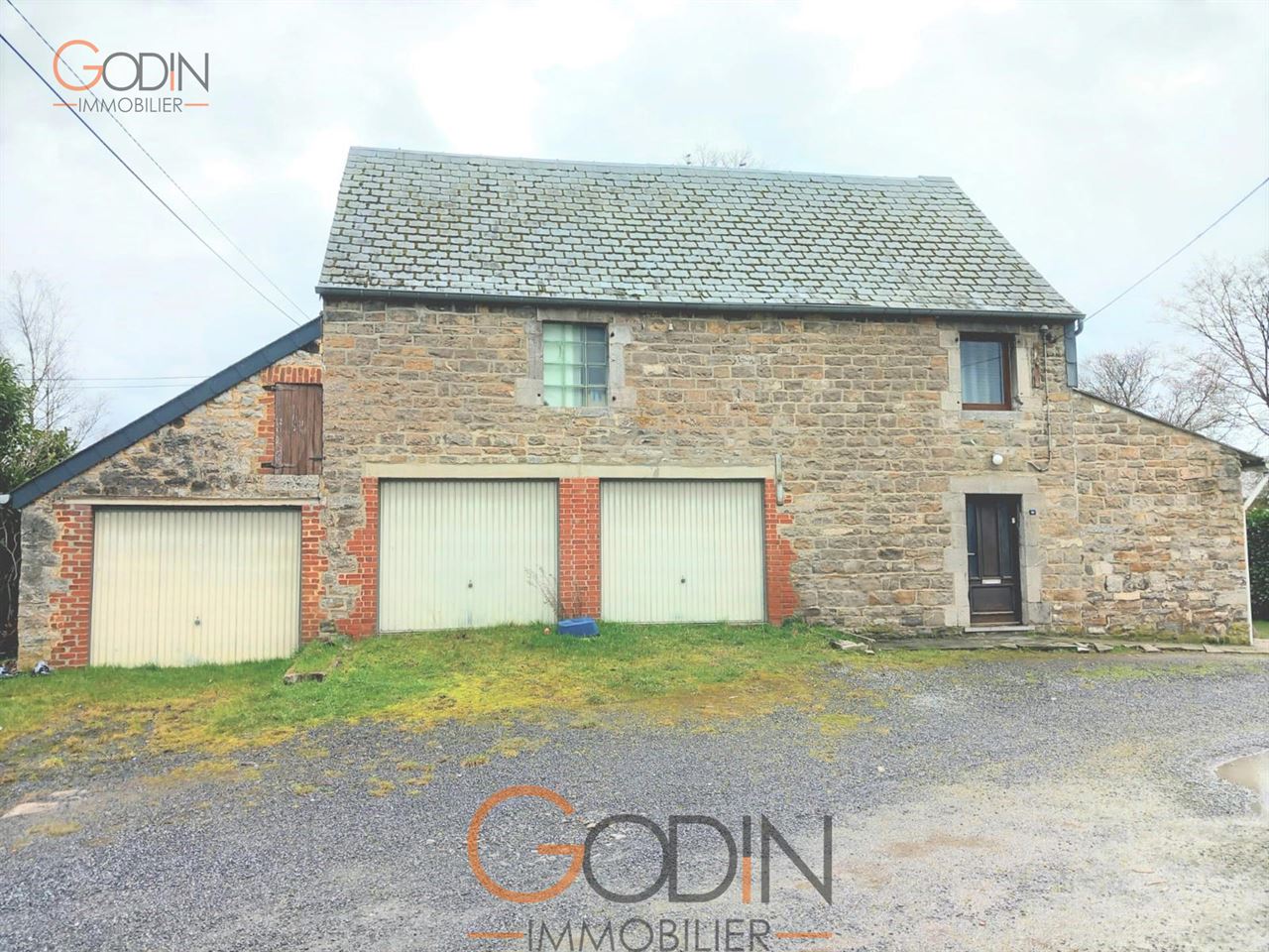 Maison 4 façades, 2 chambres avec jardin et 3 garages.
