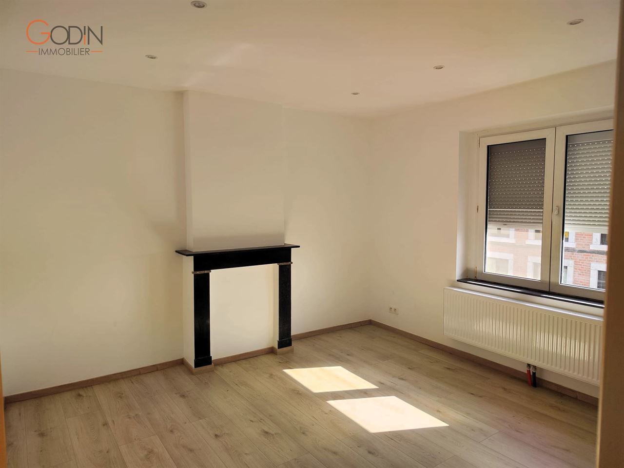 Maison rénovée avec garage et terrasse