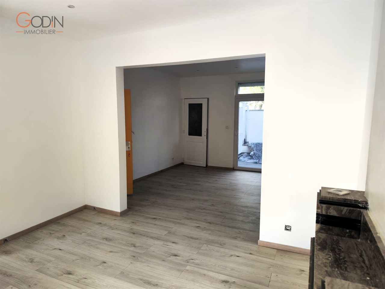 Maison rénovée avec garage et terrasse