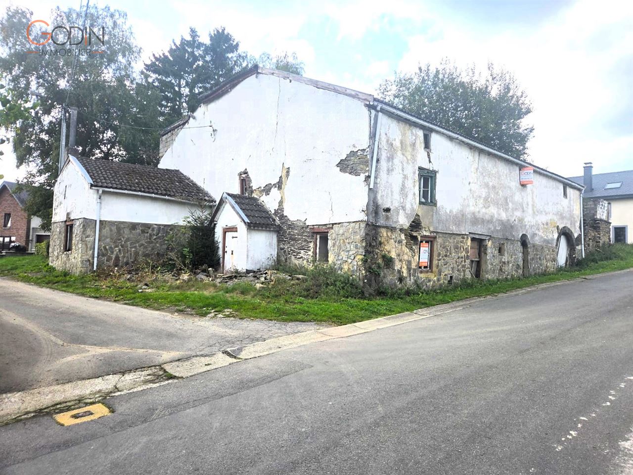 Terrain avec anciennes bâtisses en pierre du pays
