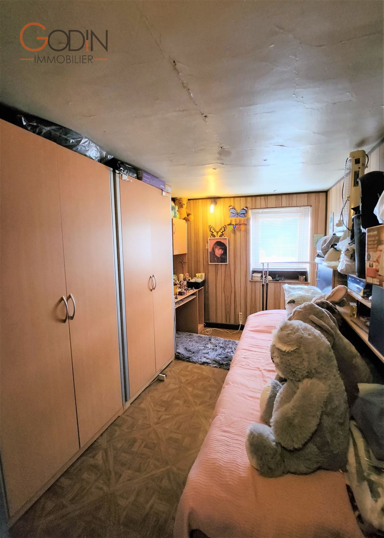 Grande maison et terrain offrant de nombreuses possibilités.