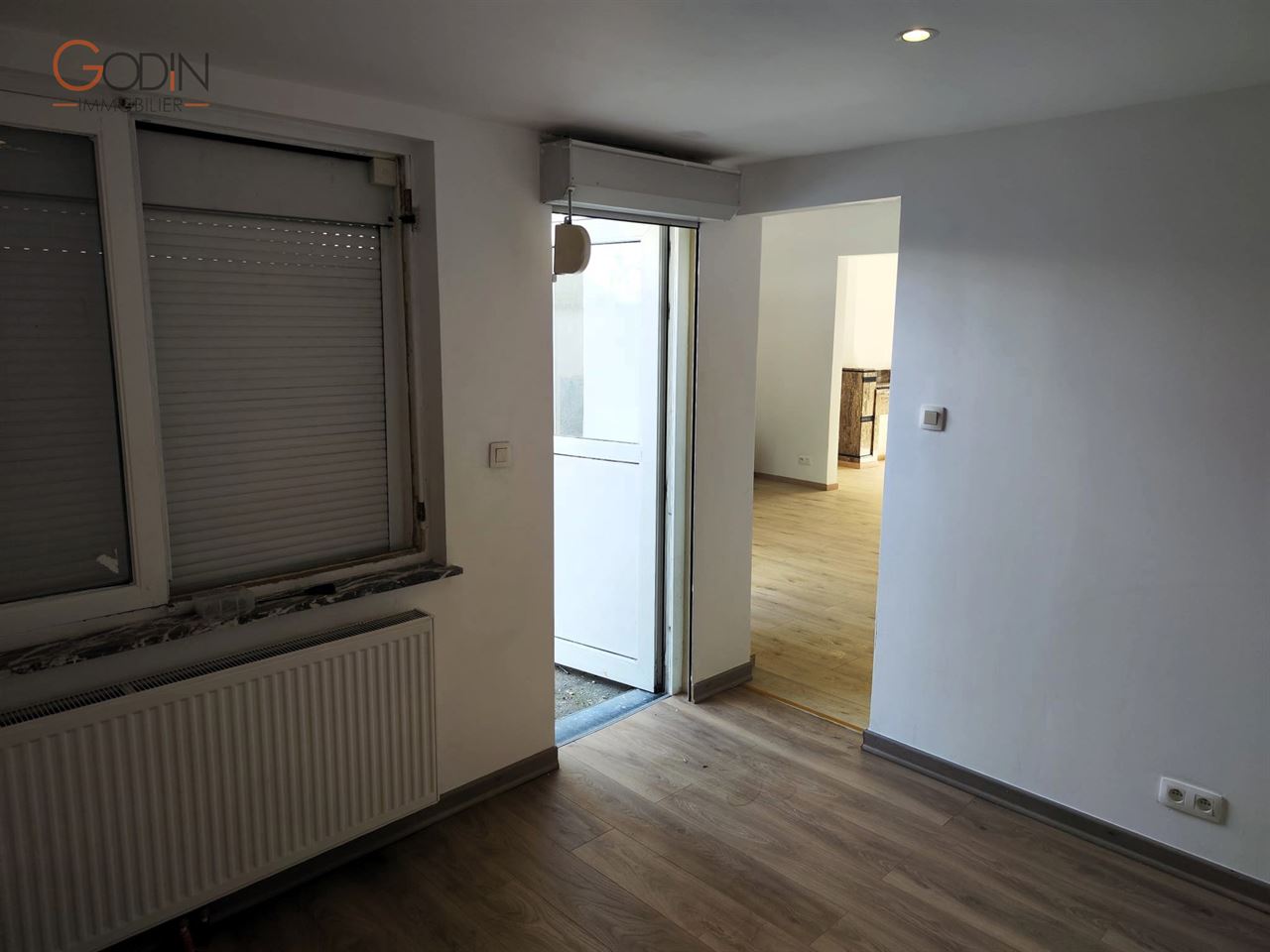 Maison rénovée avec garage et terrasse