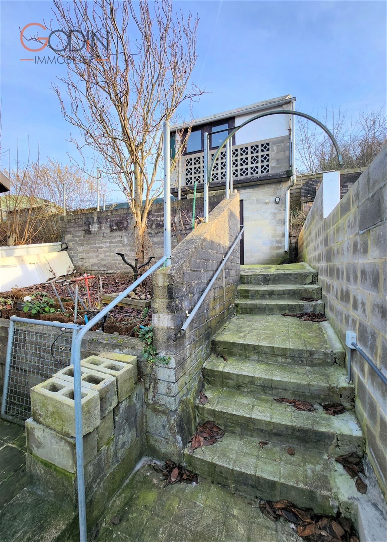 Grande maison et terrain offrant de nombreuses possibilités.
