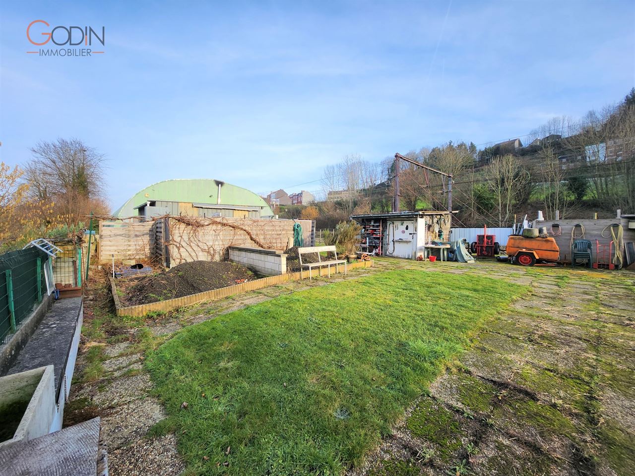 Grande maison et terrain offrant de nombreuses possibilités.