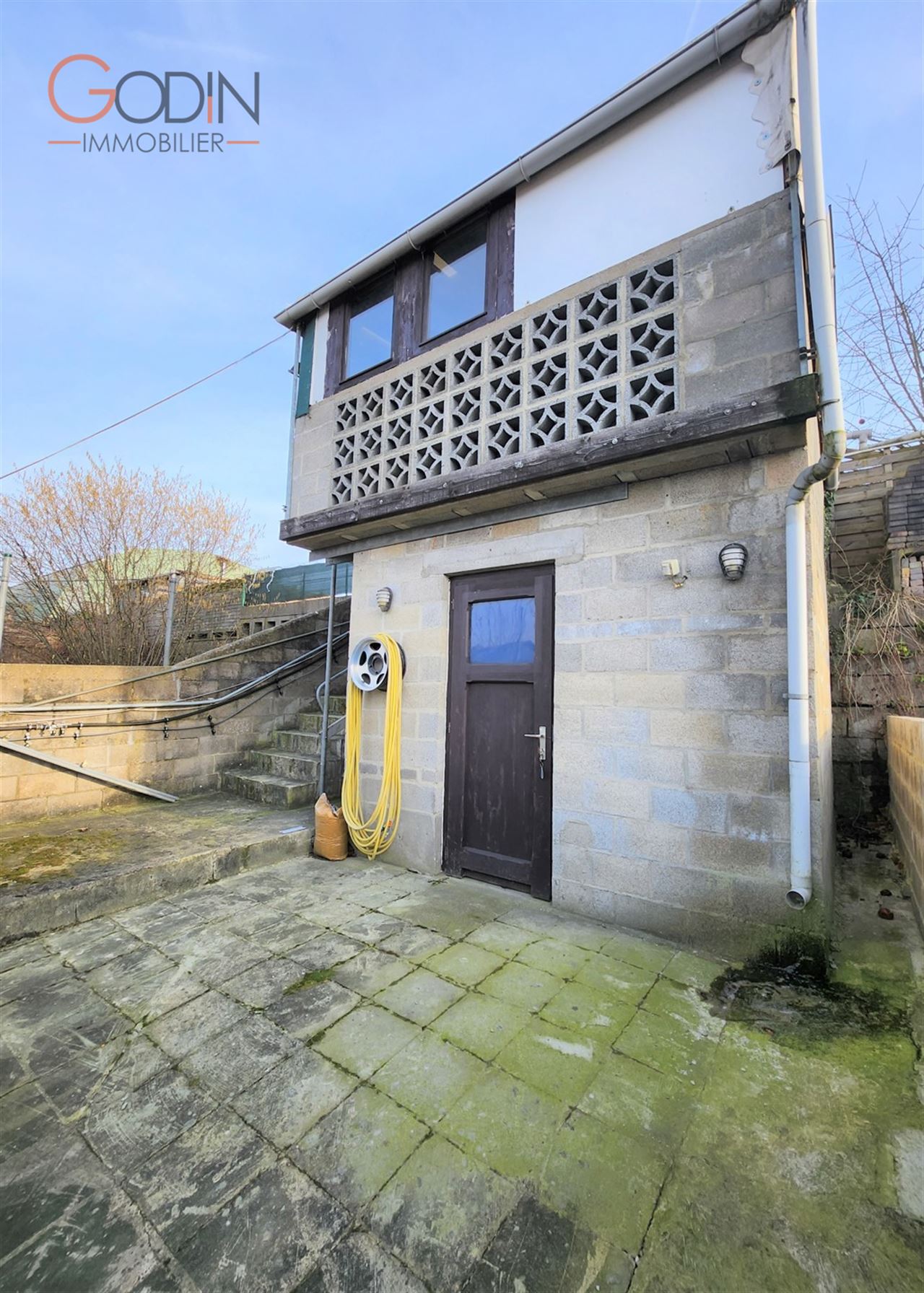 Grande maison et terrain offrant de nombreuses possibilités.