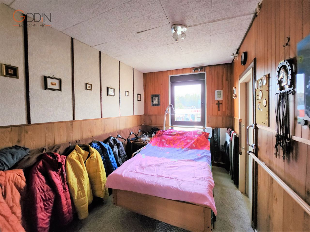 Grande maison et terrain offrant de nombreuses possibilités.