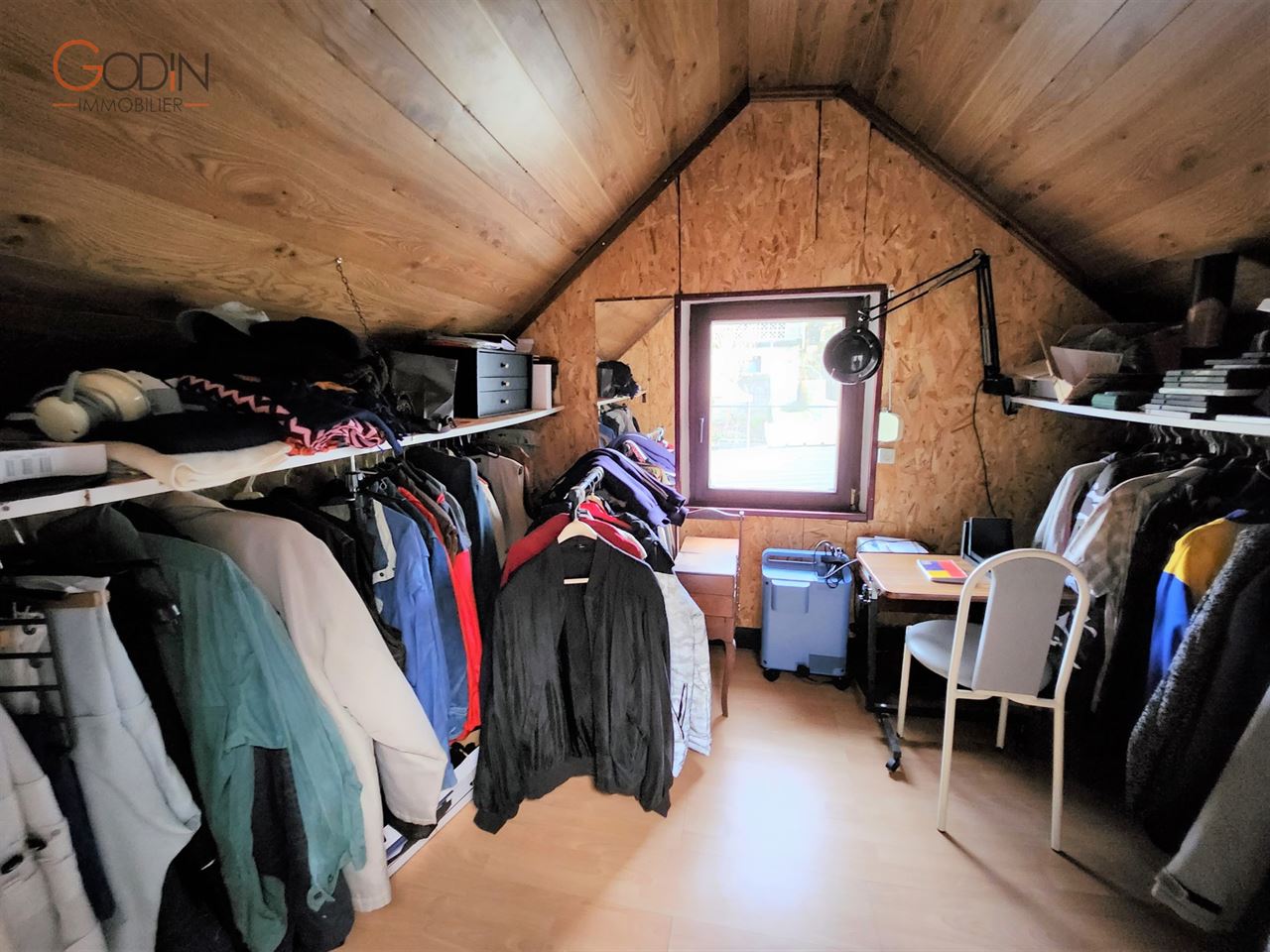 Grande maison et terrain offrant de nombreuses possibilités.