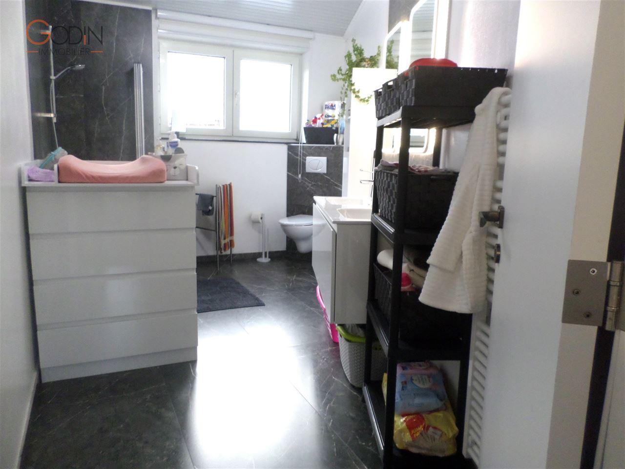 Acceuillante petite maison moderne